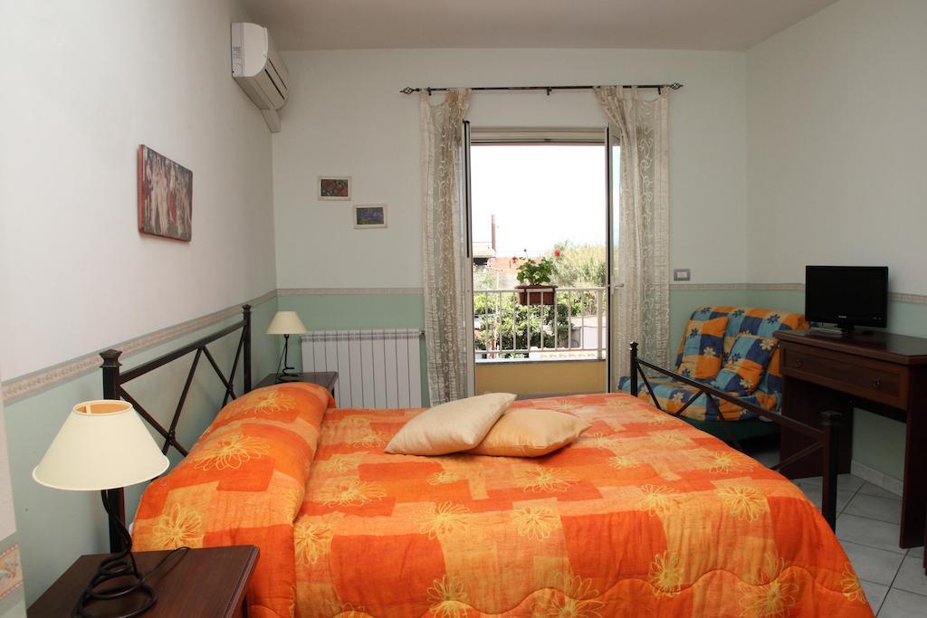 Bed And Breakfast Gigi Furci Siculo Ruang foto