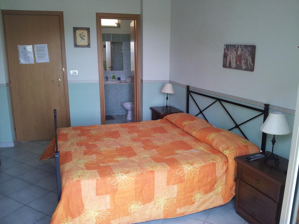 Bed And Breakfast Gigi Furci Siculo Ruang foto